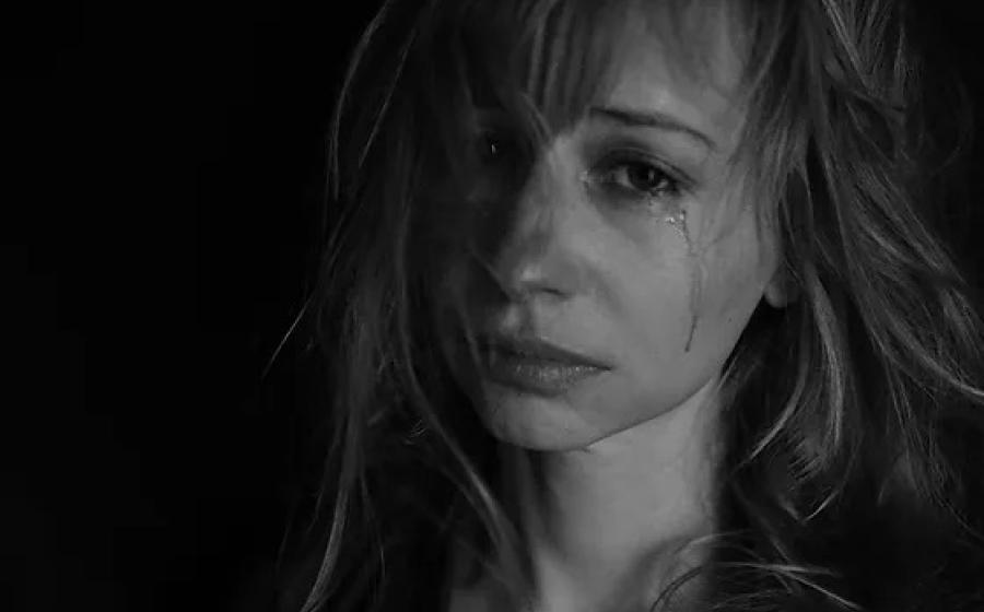 Mladá žena v depresi, zdroj obrázku Pixabay.com