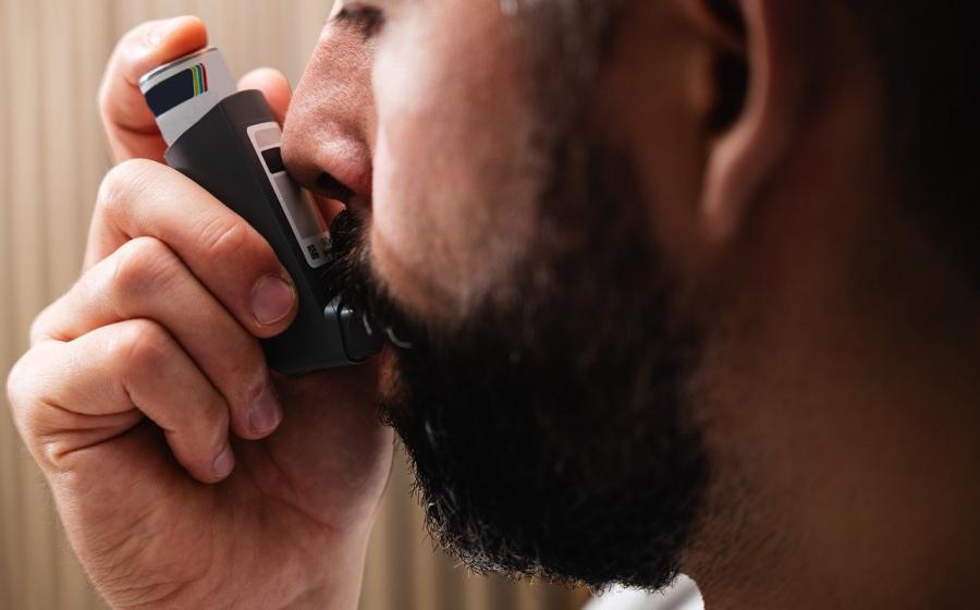 Astmatik s inhalátorem, zdroj obrázku Pixabay.com