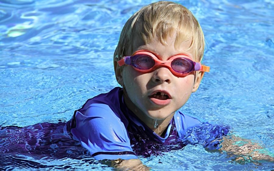 Chlapec v bazénu, zdroj obrázku Pixabay.com