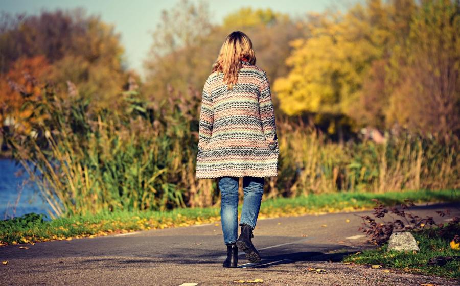 Žena na procházce, zdroj obrázku Pixabay.com