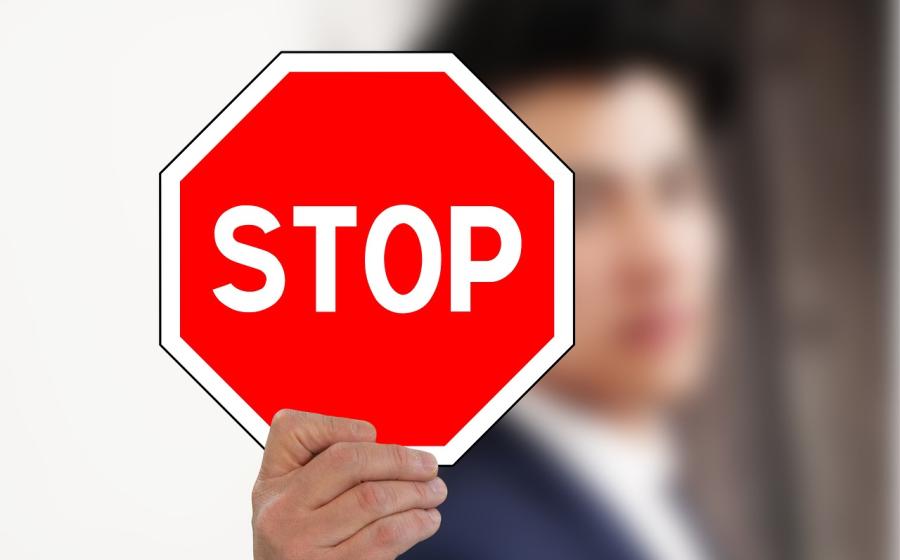 Muž s cedulí Stop, zdroj obrázku Pixabay.com