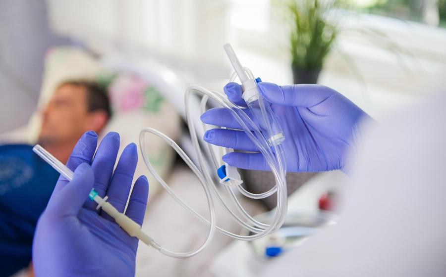 Pacient podstupuje léčbu v nemocnici, zdroj obrázku Pixabay.com