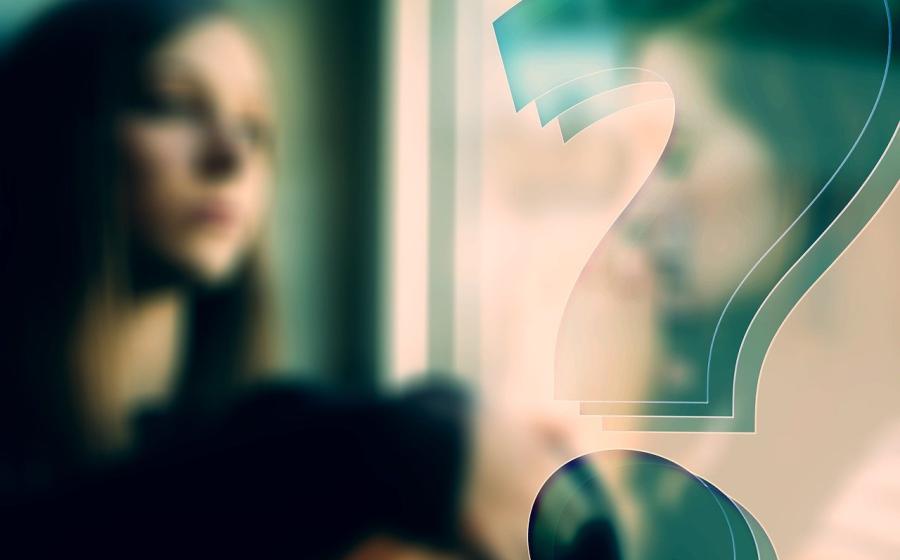 Obrázek ženy s otazníkem, zdroj obrázku Pixabay.com