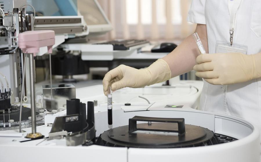 Laboratoř, autor obrázku Darko Stojanovic, zdroj Pixabay.com