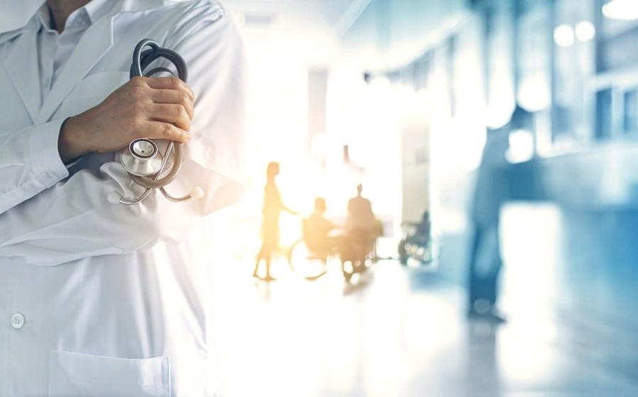 Doktor v nemocnici, autor obrázku Tung Nguyen, zdroj Pixabay.com