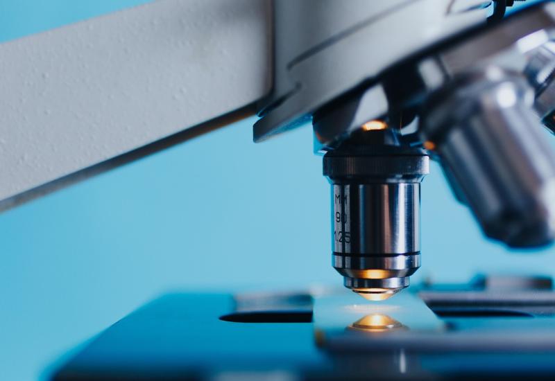 Mikroskop, autor obrázku Konstantin Kolosov, zdroj Pixabay.com