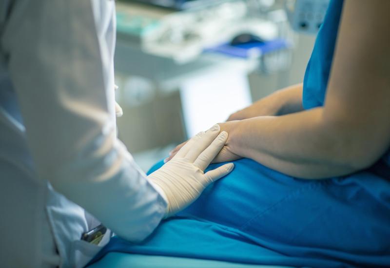 Lékař oznamuje pacientovi diagnózu, autor obrázku fernando zhiminaicela, zdroj Pixabay.com