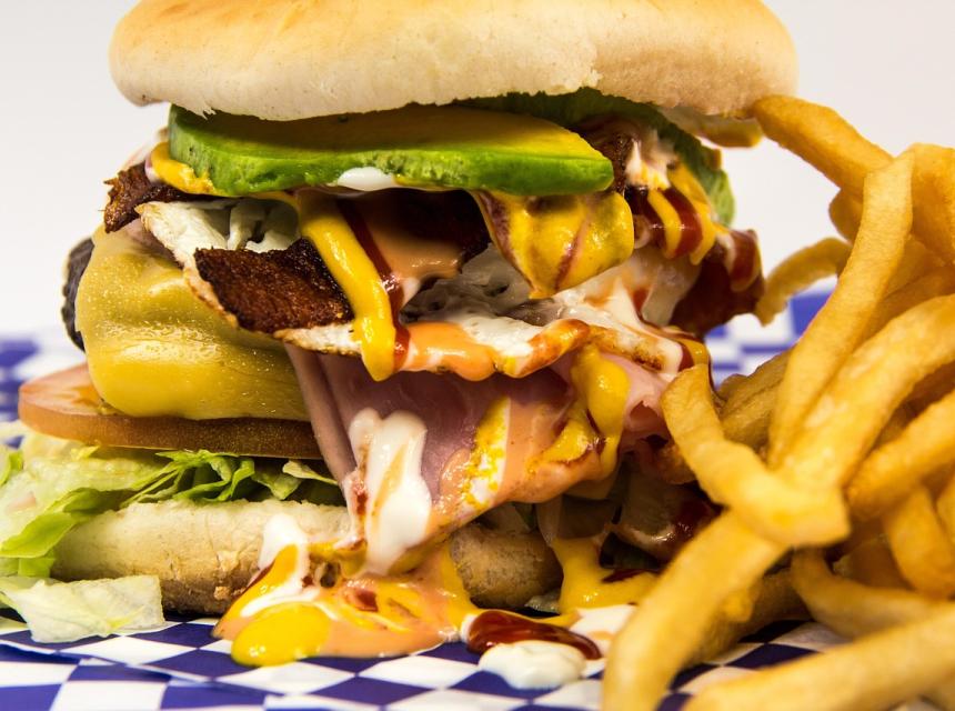 Hamburger a hranolky, zdroj obrázku Pixabay.com