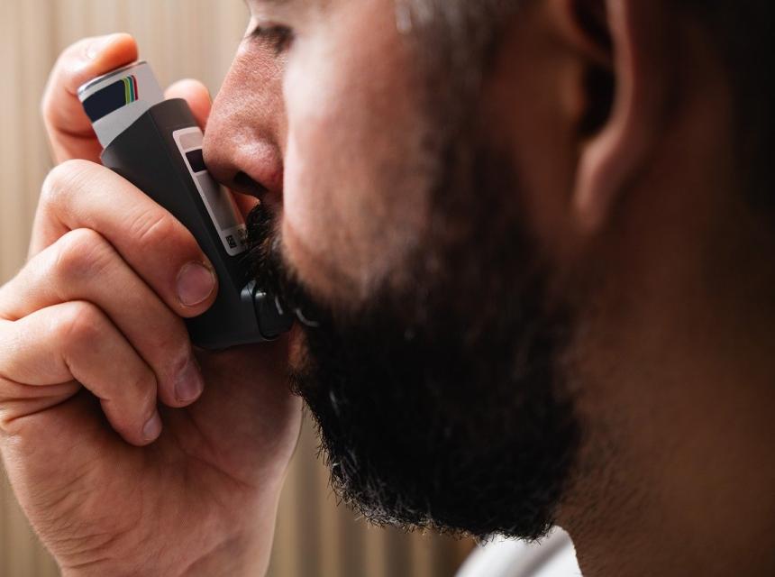 Astmatik s inhalátorem, zdroj obrázku Pixabay.com