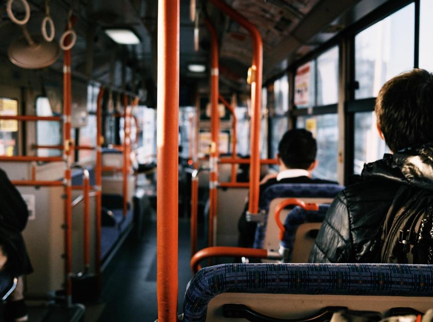 Lidé v autobuse, zdroj obrázku Pixabay.com