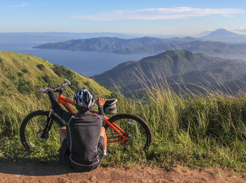 Mladý muž s kolem, zdroj obrázku Pixabay.com