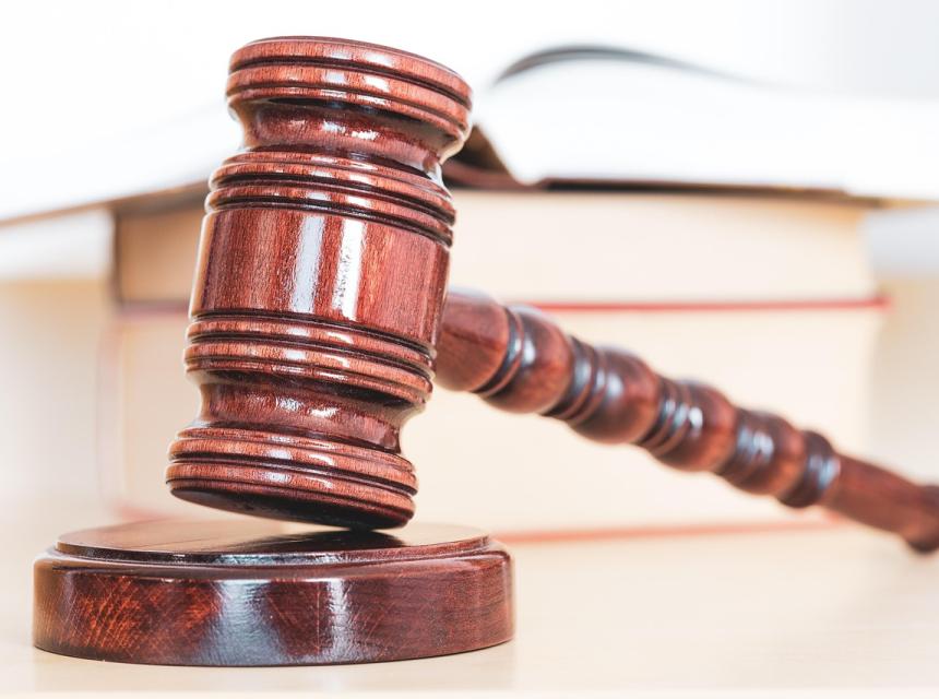 Justiční kladívko, zdroj obrázku Pixabay.com