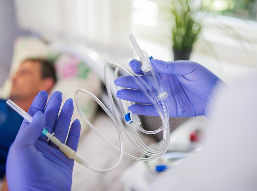 Pacient podstupuje léčbu v nemocnici, zdroj obrázku Pixabay.com