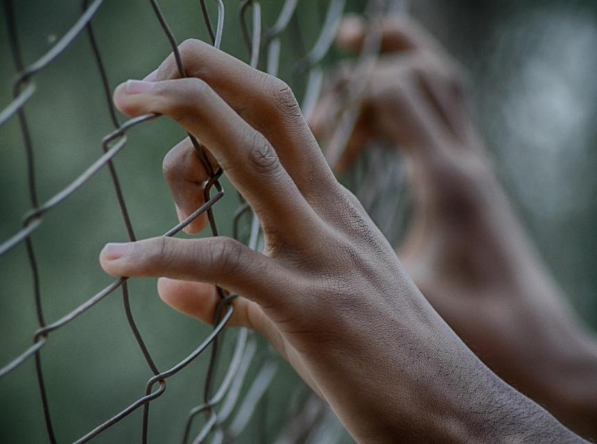 Vězeňský plot, zdroj obrázku Pixabay.com