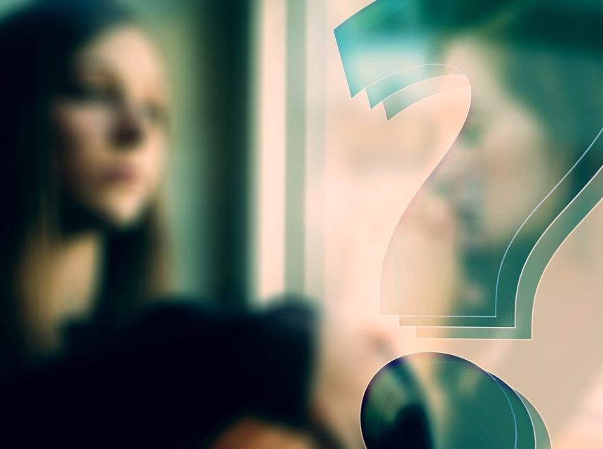 Obrázek ženy s otazníkem, zdroj obrázku Pixabay.com