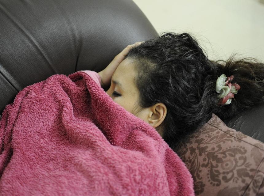 Nemocná žena spí, autor obrázku Amosii, zdroj Pixabay.com