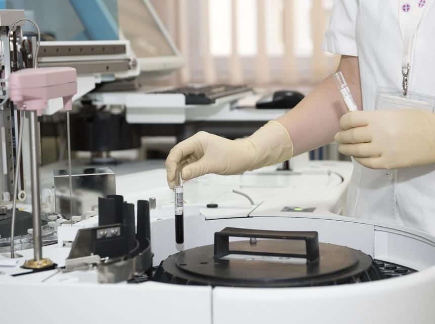 Laboratoř, autor obrázku Darko Stojanovic, zdroj Pixabay.com