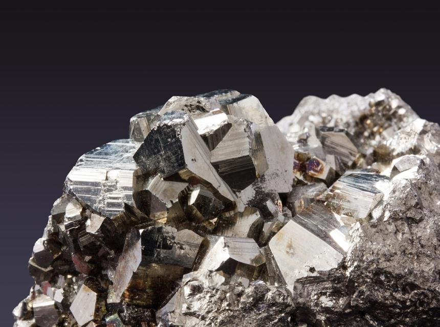 Krystal pyritu, autor obrázku Stefan Schweihofer, zdroj Pixabay.com