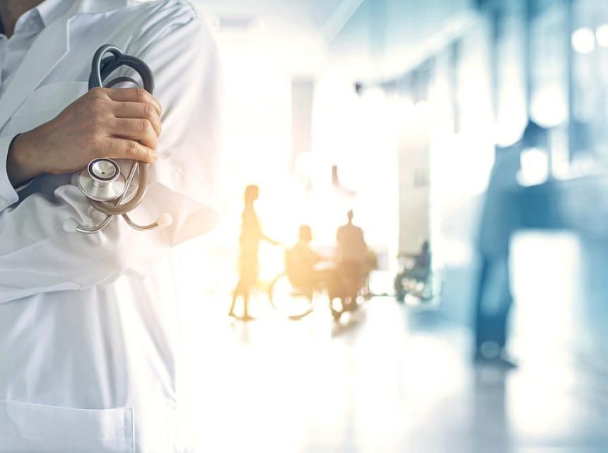 Doktor v nemocnici, autor obrázku Tung Nguyen, zdroj Pixabay.com